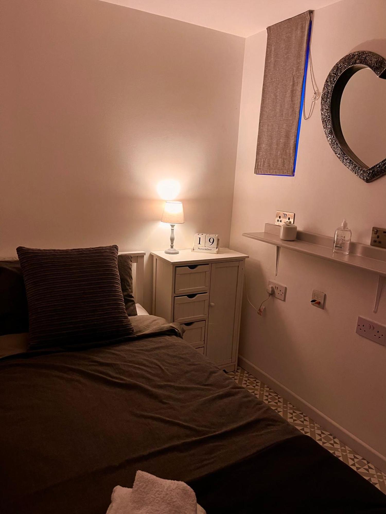 Private Access Small Room In Leicester Free Parking Drinks Λέστερ Εξωτερικό φωτογραφία